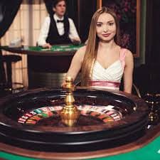 Antarmuka sesi live dealer menampilkan chat real-time dan statistik permainan